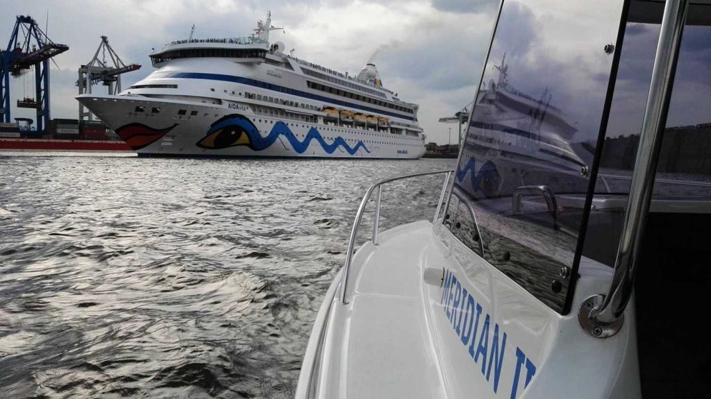 Mit der MERIDIAN II zur AIDA im Hamburger Hafen