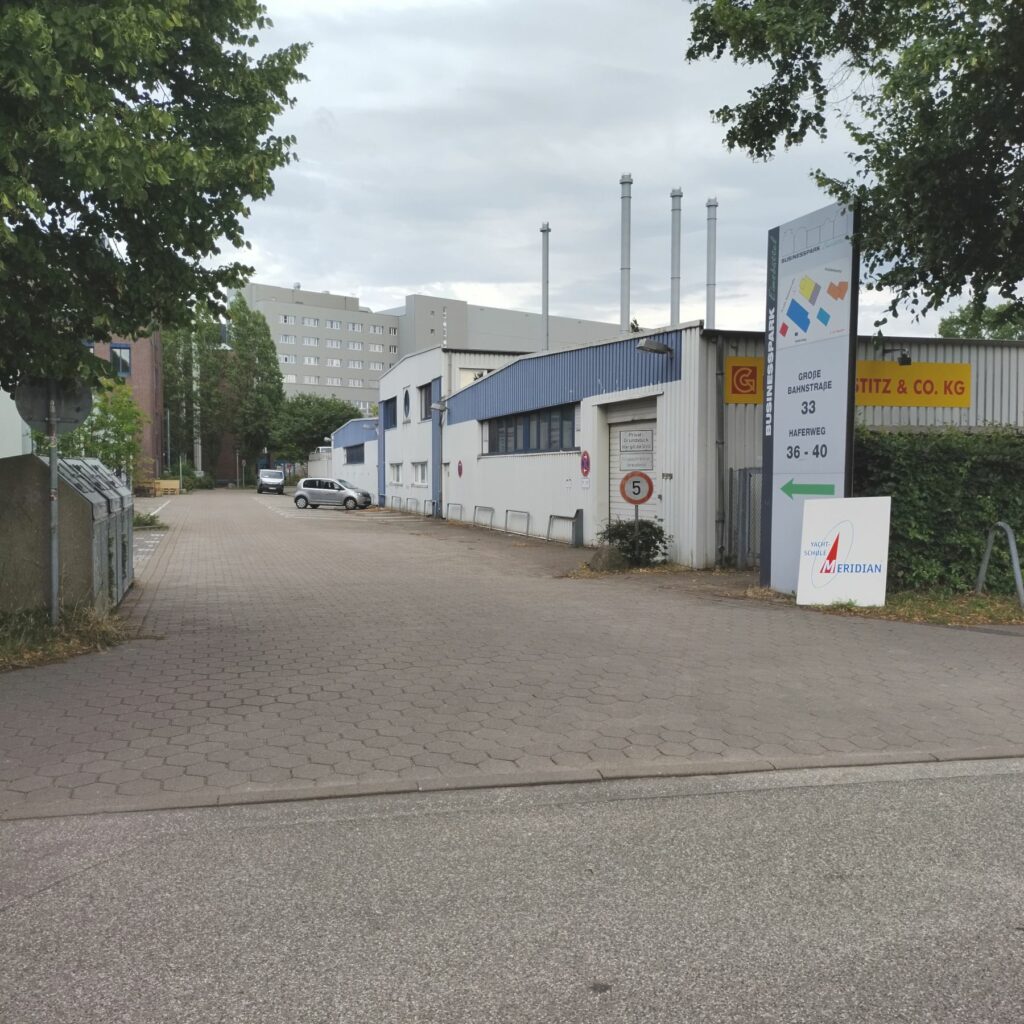 Gelände mit Parkplätzen, Kurse zum Bootsführerschein in Hamburg-Bahrenfeld.