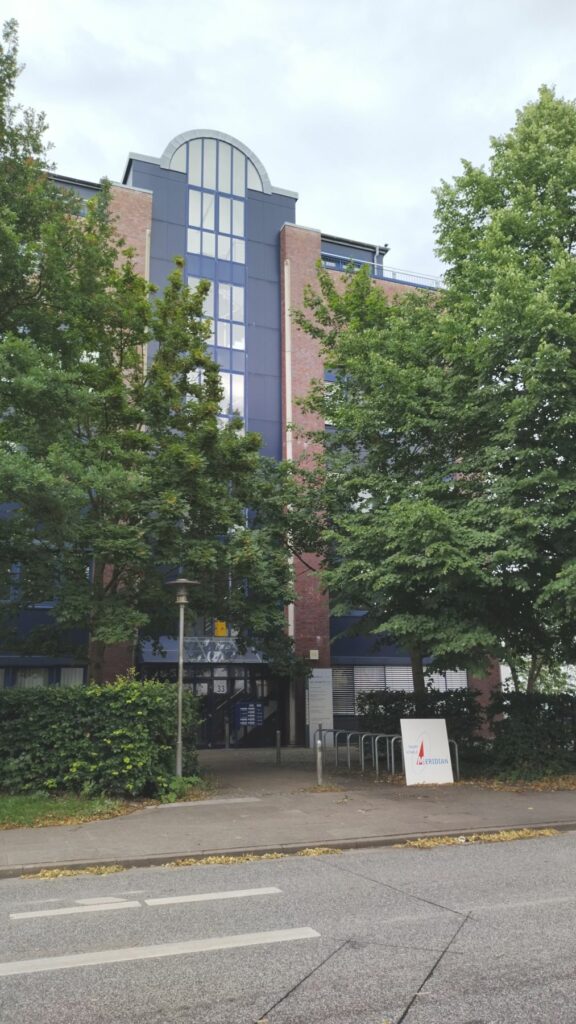 In diesem Gebäude lernst du alles zum Sportbootführerschein See und Binnen in Hamburg-Bahrenfeld