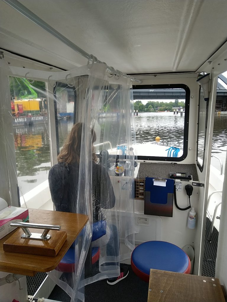 Abstandsfahnen im Steuerhaus der Meridian IV