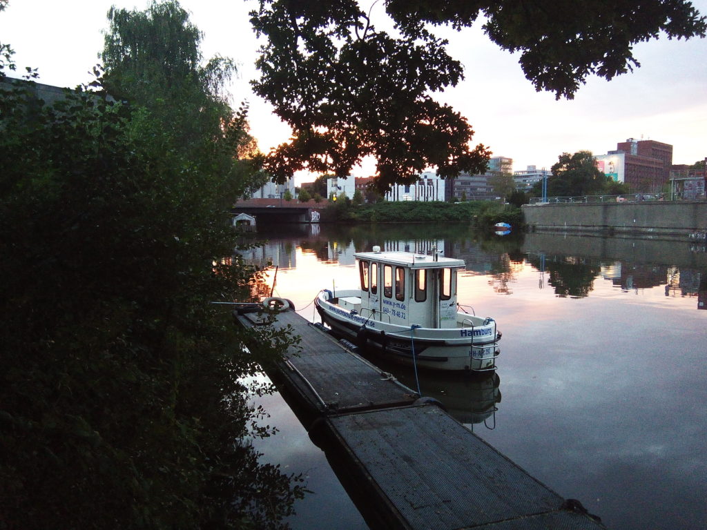 Das Schulschiff MERIDIAN IV am Liegeplatz auf der Bille.e