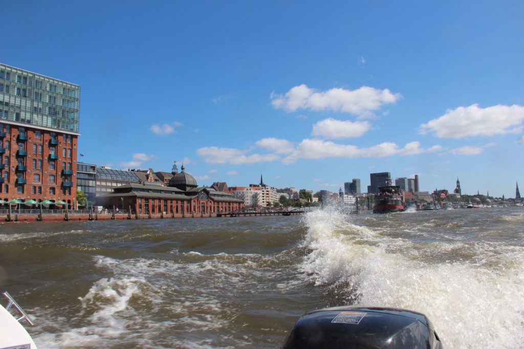 Motorboot fahren vor dem Fischmarkt in Hamburg