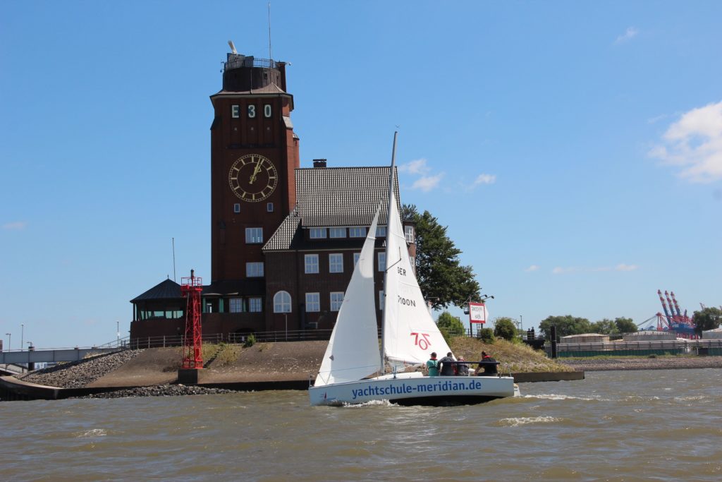 segeln auf der Elbe vor der Lotsenstation