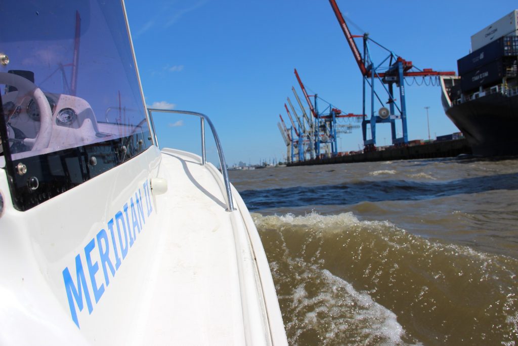 Motorboot fahren im Hamburger Hafen