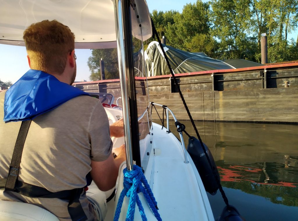 Manövertraining mit dem Motorboot