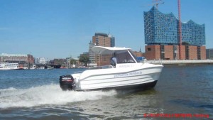 Die Meridian II mit 12 kn Geschwindigkeit vor der Elbphilharmonie im Hamburger Hafen