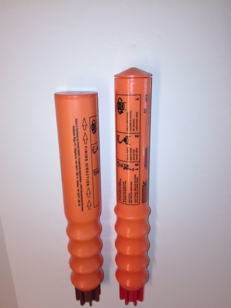 Rauchfackel und Fallschirmsignalrakete