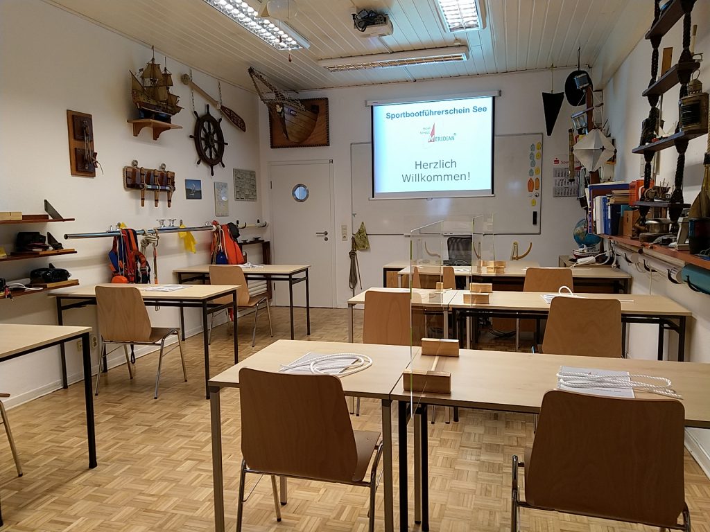 hinterer Schulungsraum mit Corona-Ausstattung
