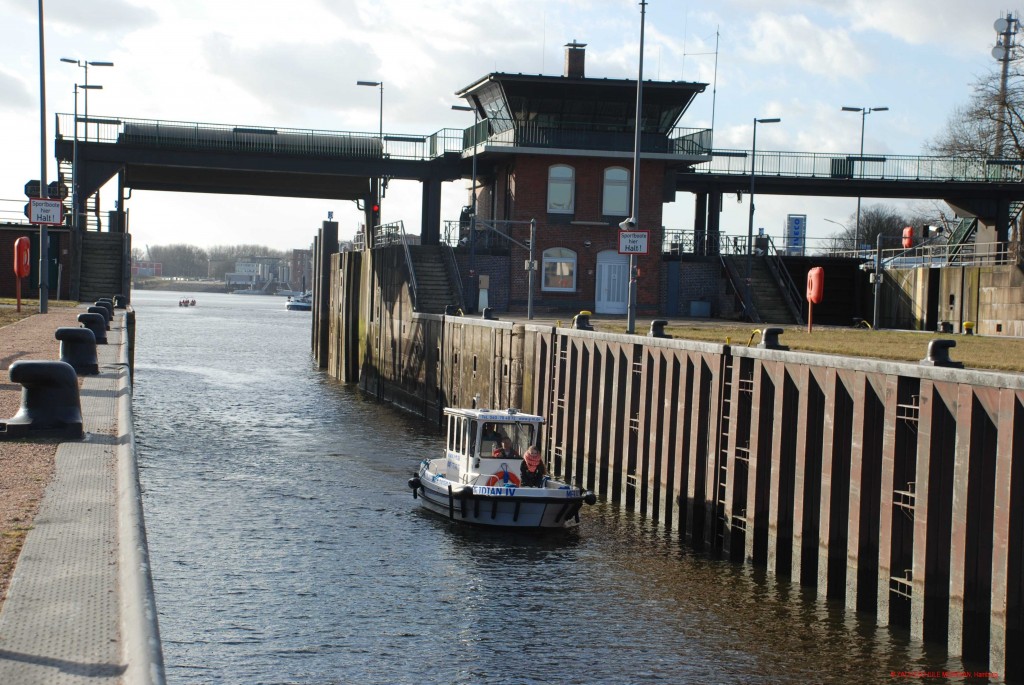 Die MERIDIAN IV in der Tiefstack-Schleuse