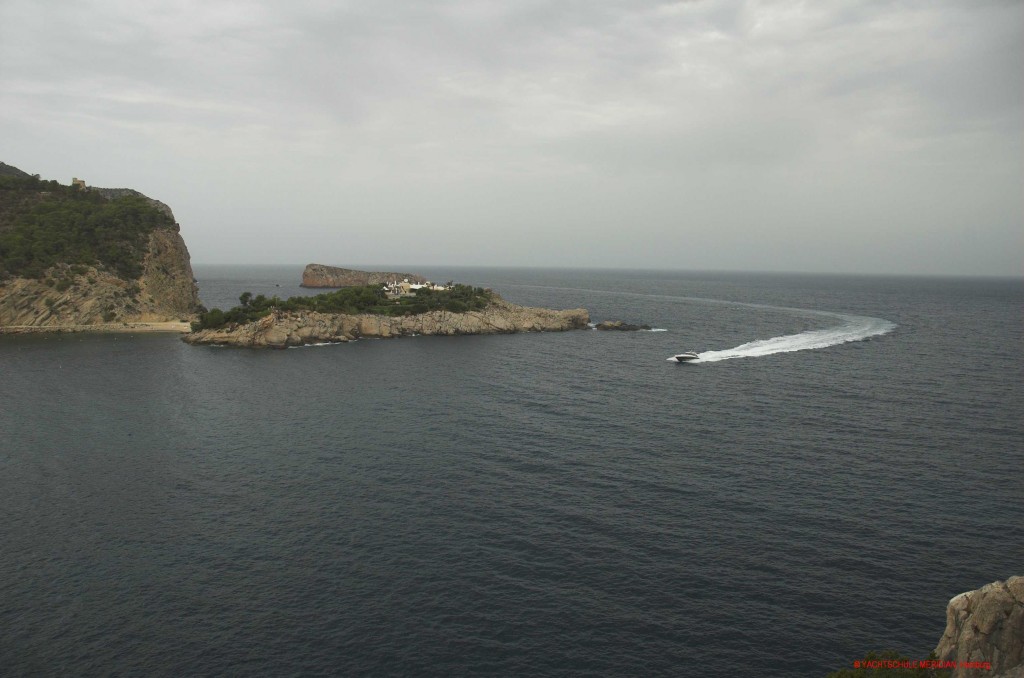 Motorboot läuft in voller Gleitfahrt in eine Bucht ein.