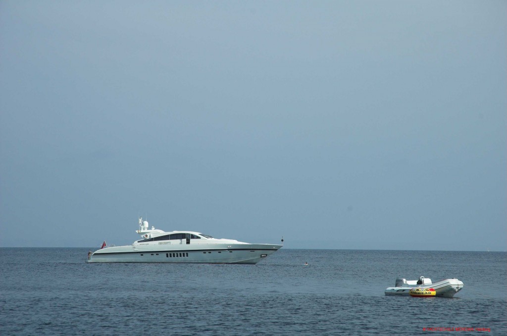 Luxusmotoryacht vor Anker