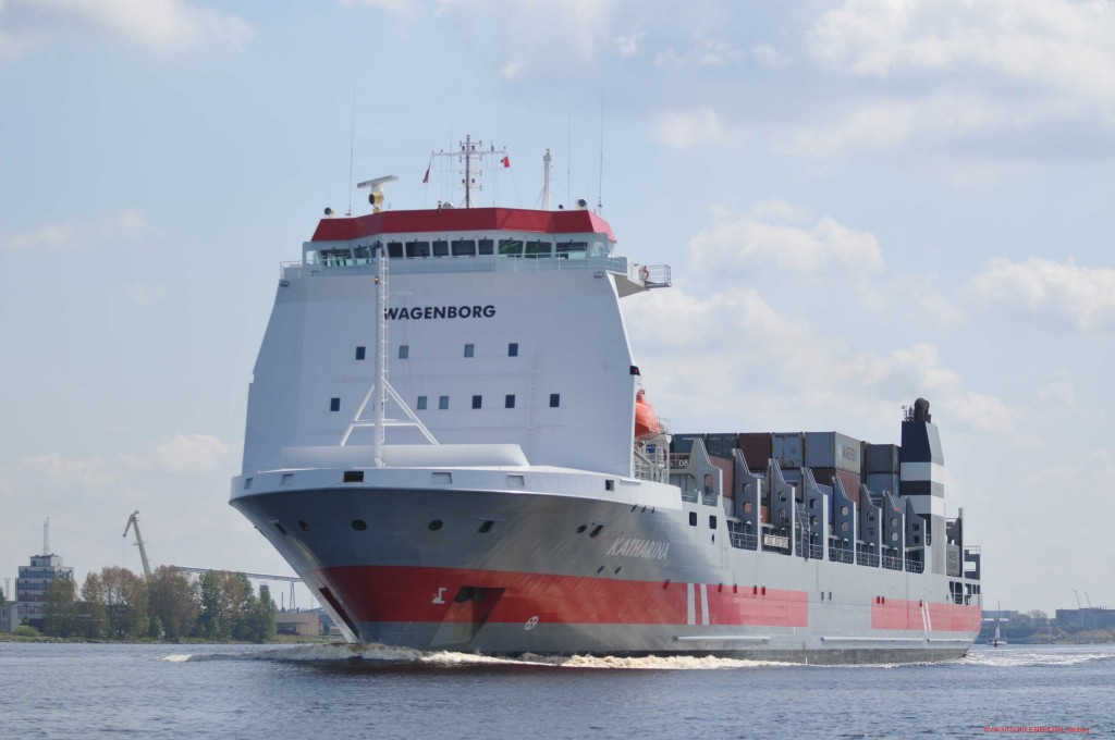 Ein Berufsschiff im Fahrwasser