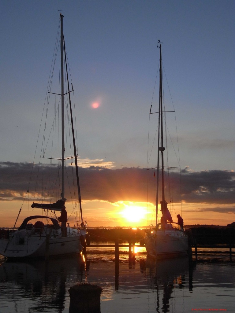 Yachten im Sonnenuntergang im Hafen.
