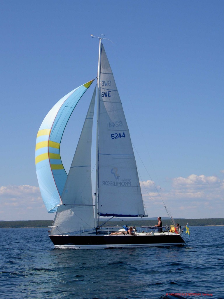 Segelyacht unter Spinnaker auf der Elbe Richtung Helgoland(?)