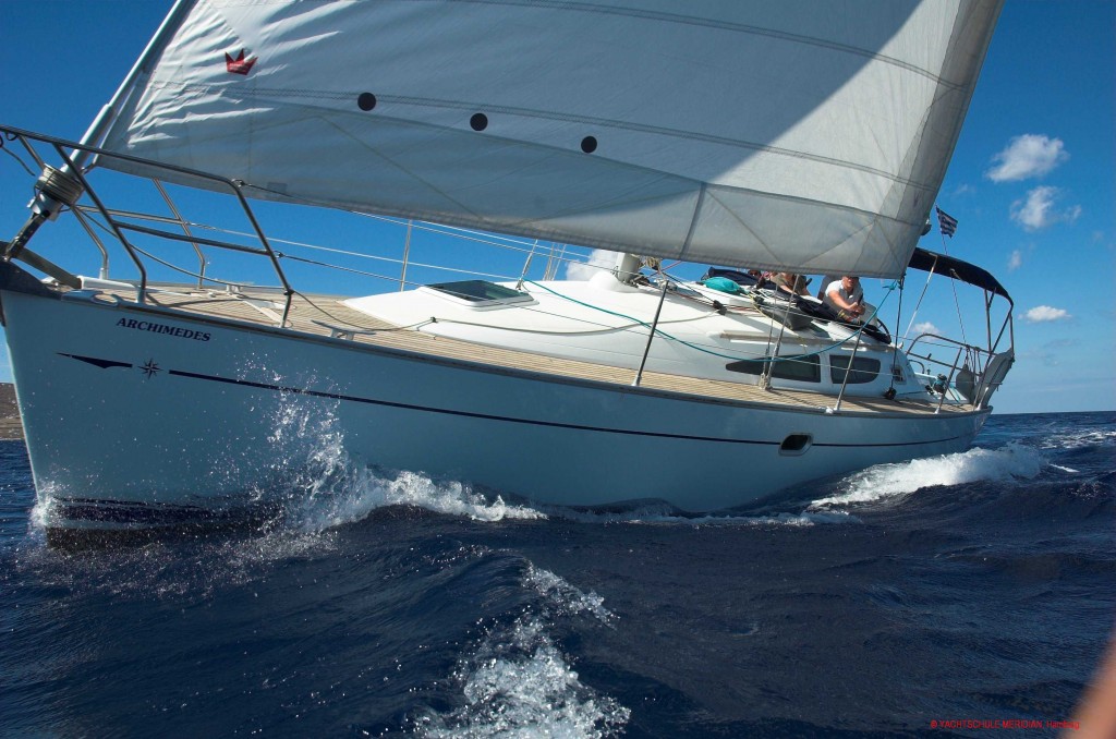 Segelyacht am Wind mit Krängung (Schräglage) auf dem Mittelmeer