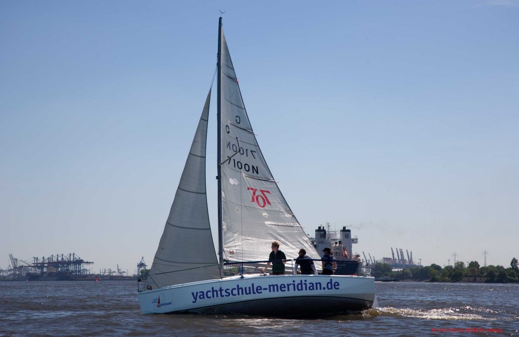Die segelyacht MERIDIAN hoch am Wind beim Manövertraining auf der Elbe