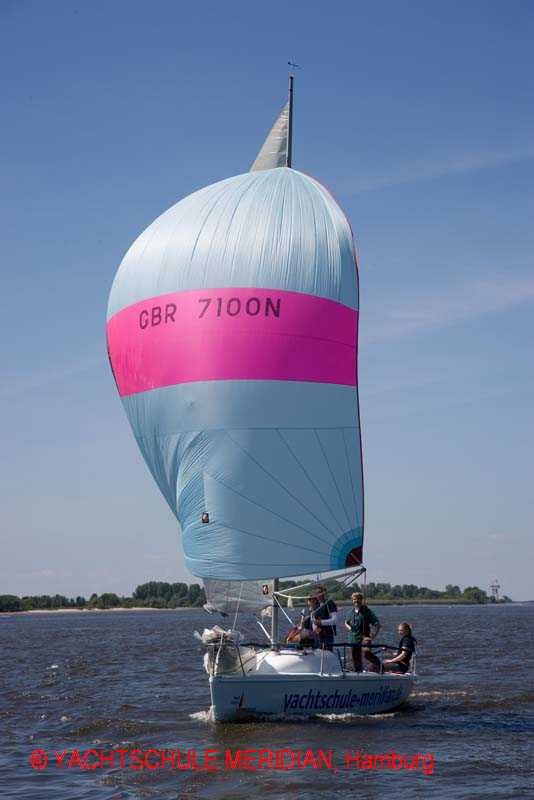 Die Segelyacht MERIDIAN unter Spinnaker
