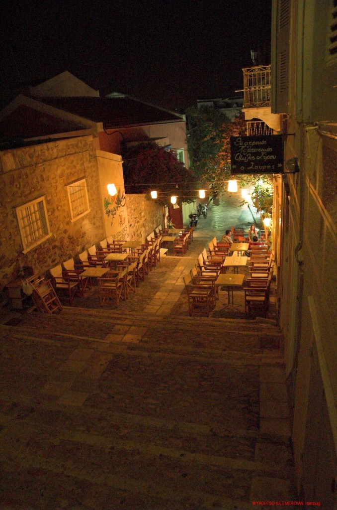 mediterane Straße mit nächtlicher Beleuchtung