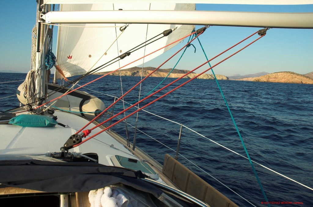 Segelyacht steuert eine Küste an